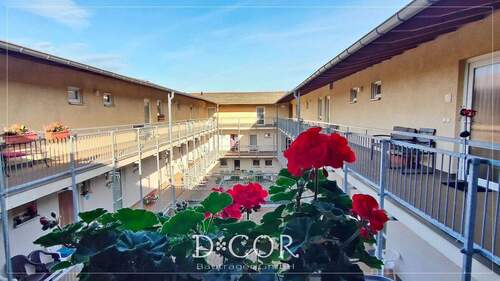 Innenhof mit Laubengängen - 