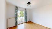 Helles Zimmer mit Balkonzugang - 