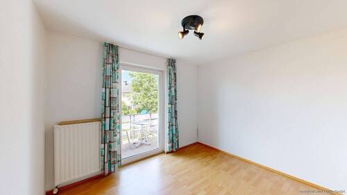 Helles Zimmer mit Balkonzugang - 