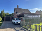 Einfahrt - 6 Zimmer Mehrfamilienhaus, Wohnhaus zum Kaufen in Schortens