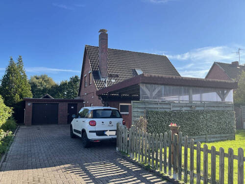 Einfahrt - 6 Zimmer Mehrfamilienhaus, Wohnhaus zum Kaufen in Schortens
