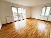Wohnzimmer mit Balkon - 2 Zimmer Etagenwohnung zur Miete in Dresden / Kaditz
