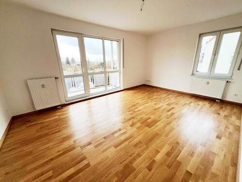 Wohnzimmer mit Balkon - 2 Zimmer Etagenwohnung zur Miete in Dresden / Kaditz
