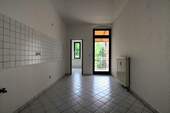 Küche mit Abstellraum und Balkon - Etagenwohnung mit 85,80 m&sup2; in Chemnitz zur Miete