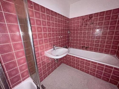 Bad mit Wanne u. Dusche - 