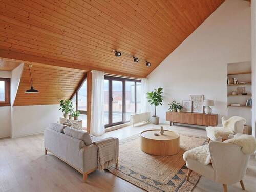 Einrichtungsbeispiel des Wohnbereichs (AI optimized) - Wohnen über den Dächern: Lichtdurchflutete 3,5-Zimmer-Wohnung mit 18 m² Südbalkon und Weitblick