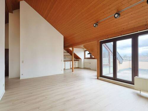 Großzügiger Wohn-/Essbereich mit Blick zur offenen Küche - 