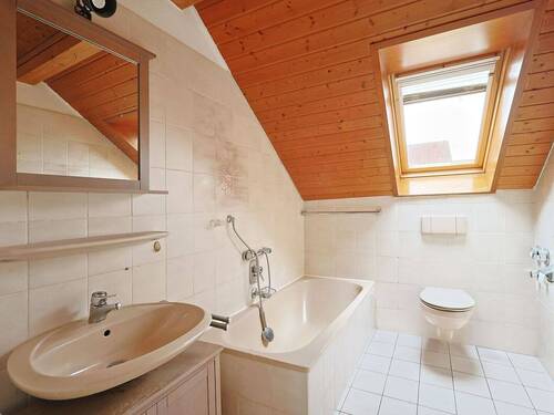 Tageslichtbad mit Badewanne - 