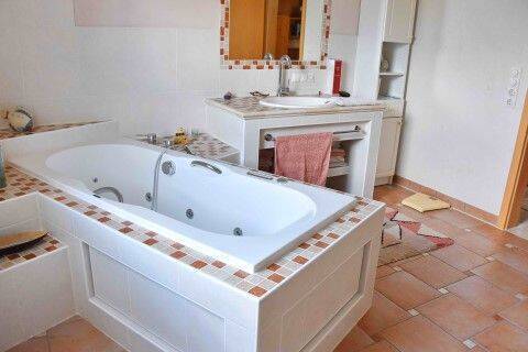 Tageslichtbad m. Wanne u. Whirpool - 