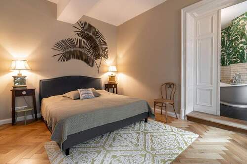 Schlafzimmer & Tür zum Bad - 