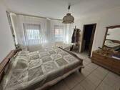 Schlafzimmer 1.OG - Mehrfamilienhaus, Wohnhaus mit 250,00 m&sup2; in Neuenbürg zum Kaufen