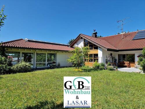 Objektansicht.jpg - Großes Einfamilienhaus mit Schwimmhalle in Mengen