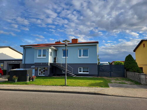 Hausansicht von der Straße - EFH mit ELW in ruhiger Ortsrandlage - 10min zum Sandstrand