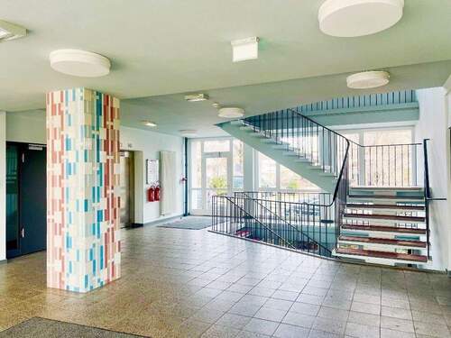 Treppenhaus mit Aufzug - 