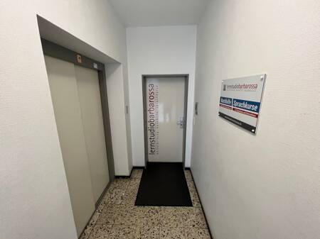 Treppenhaus / Fahrstuhl - 