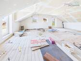 Noch nicht ausgebauter Wohnraum im Bestandshaus im OG - 