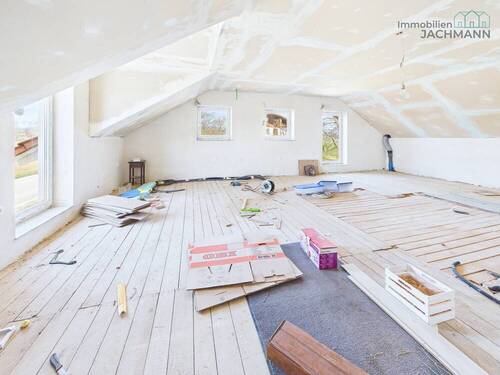 Noch nicht ausgebauter Wohnraum im Bestandshaus im OG - 