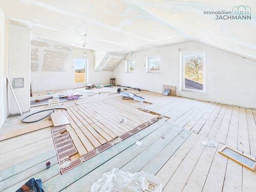 Noch nicht ausgebauter Wohnraum im Bestandshaus im OG - 
