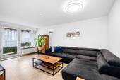Helles, großes Wohnzimmer mit Zugang zum Balkon - 3 Zimmer Etagenwohnung zum Kaufen in Nürnberg