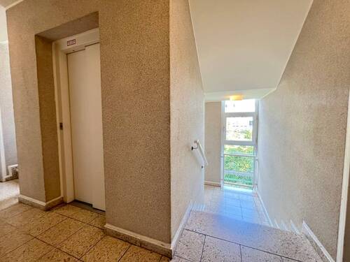 Großes und helles Steintreppenhaus - 2 Zimmer Etagenwohnung zum Kaufen in Düsseldorf