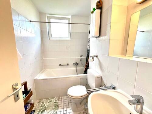 Tageslichtbad mit Badewanne - 