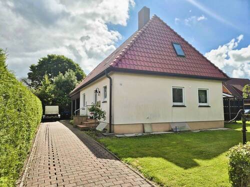 Titelbild bearb - Großes, Saniertes Einfamilienhaus mit Garage in Butjadingen-Stollhamm