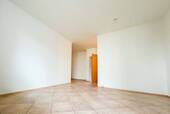 Wohnzimmer_Blick vom Balkon - Etagenwohnung mit 55,30 m&sup2; in Chemnitz zur Miete