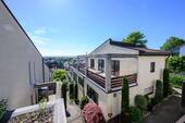 Blick von der Straße - Panoramablick inklusive: Großzügiges Zuhause mit Hauscharakter und drei Terrassen