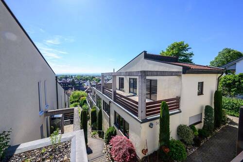 Blick von der Straße - Panoramablick inklusive: Großzügiges Zuhause mit Hauscharakter und drei Terrassen