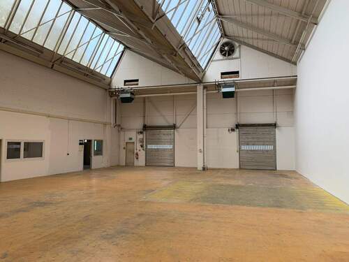 Lager-Büro-Kombination mit Rampen EG - 