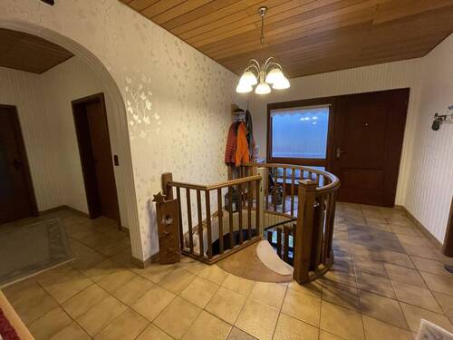 Eingangsbereich mit Zugang ins Untergeschoss - Einfamilienhaus mit 132,00 m&sup2; in Oberweser / Gottstreu zum Kaufen