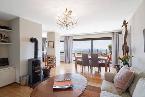 Wohnbereich mit Kamin - 4 Zimmer Etagenwohnung in Königstein