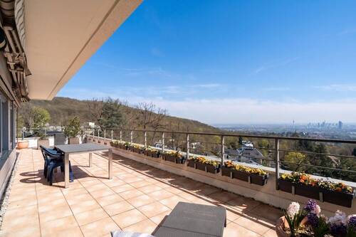 Großzügige Terrasse mit Skylineblick - 