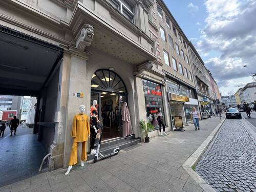 Eingangsbereich - Innenstadtlage mit großer Schaufensterfläche für Mode oder Cafe Bistro