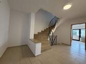 Treppenhaus mit Blick ins Wohnzimmer - Großzügiges Reihenmittelhaus mit Garage und Garten