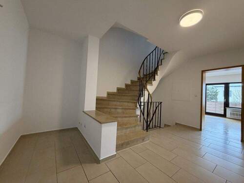 Treppenhaus mit Blick ins Wohnzimmer - Großzügiges Reihenmittelhaus mit Garage und Garten