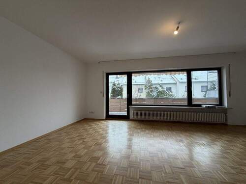 Großzügiges Wohnzimmer - 8 Zimmer Reihenmittelhaus zur Miete in Uttenreuth