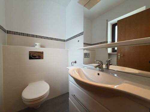 Gäste-WC im EG - Reihenmittelhaus mit 148,10 m&sup2; in Uttenreuth zur Miete