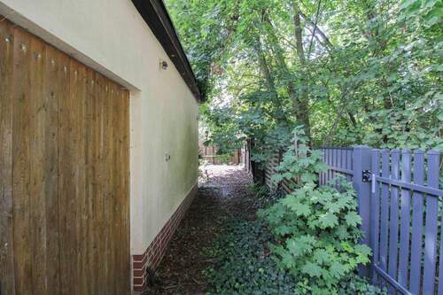 Weg zwischen Zaun und Laube - 