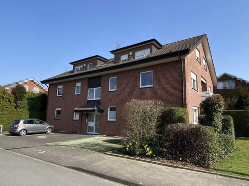 Straßenansicht - Gut geschnittene 4-Zimmerwohnung mit Balkon und Stellplatz in Ober-Stromberg!