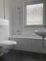 Neues Badezimmer mit dunklen Boden- und weißen Wandfließen in moernem Format - Hochheim I 2,5 Zimmer, Küche, (neues) Bad und Balkon