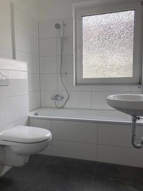 Neues Badezimmer mit dunklen Boden- und weißen Wandfließen in moernem Format - Hochheim I 2,5 Zimmer, Küche, (neues) Bad und Balkon