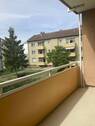 Balkon mit Blick in die Außenanlage - Etagenwohnung mit 58,80 m&sup2; in Hochheim am Main zur Miete