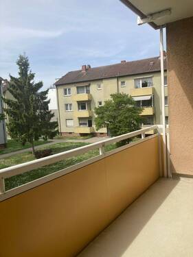 Balkon mit Blick in die Außenanlage - Etagenwohnung mit 58,80 m&sup2; in Hochheim am Main zur Miete