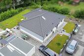 Außenbereiche - Zentral Wohnen auf einer Fläche: Gepflegter Bungalow mit Garten, Terrasse und Doppelgarage