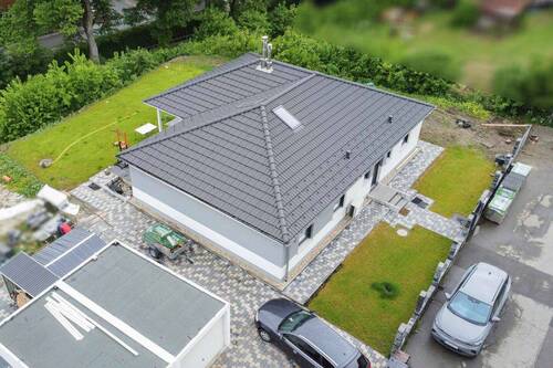 Außenbereiche - Zentral Wohnen auf einer Fläche: Gepflegter Bungalow mit Garten, Terrasse und Doppelgarage