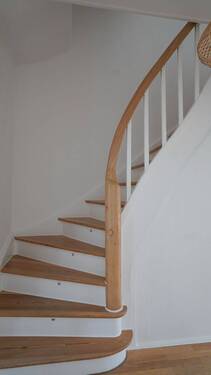 Auch das Treppenhaus wurde mit Liebe zum Detail aufgearbeitet. - 