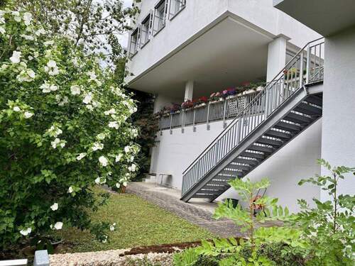 Eigener Garten, Terrassen unten und rechts oben - 