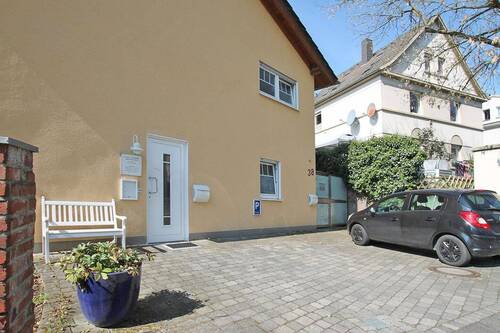 Seitenansicht, Stellplatz, Zugang (rechts) - 3 Zimmer Etagenwohnung in Wetter