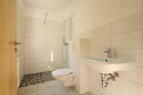 Gäste- WC mit Dusche - 5 Zimmer Einfamilienhaus in Halberstadt